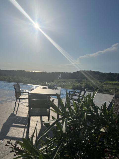 Samostojna hiša z bazenom, v bližini Novigrada, Istra