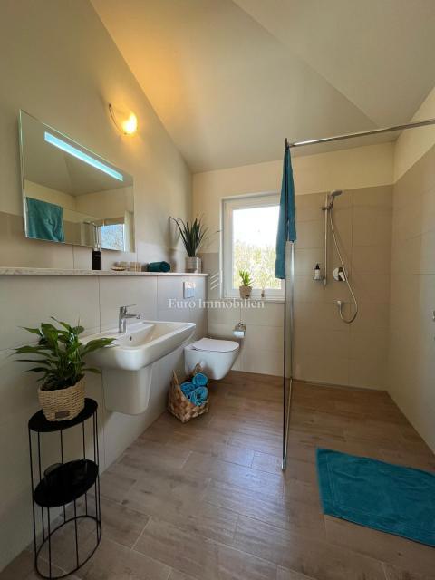 Samostojna hiša z bazenom, v bližini Novigrada, Istra