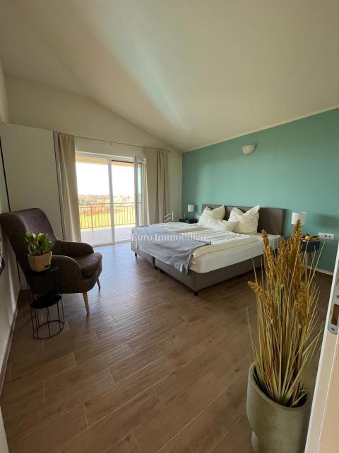 Samostojna hiša z bazenom, v bližini Novigrada, Istra