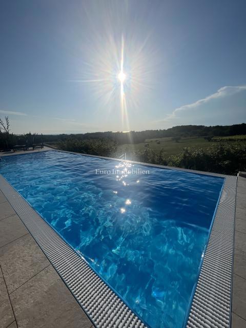 Samostojna hiša z bazenom, v bližini Novigrada, Istra