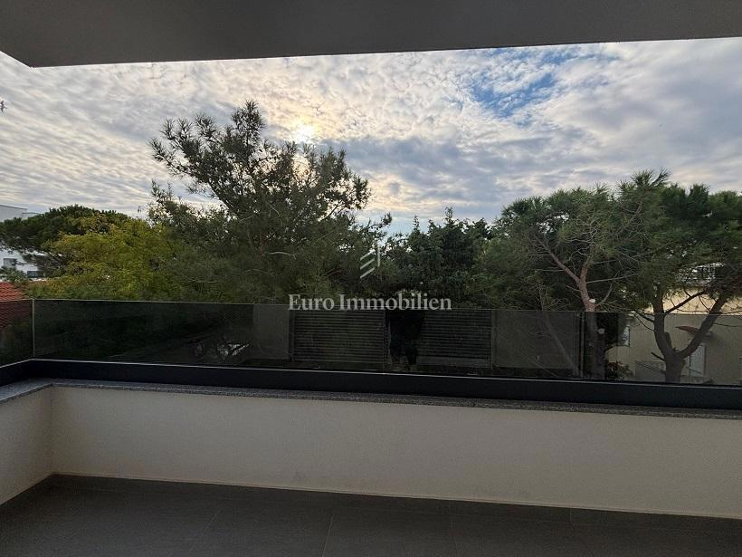 Novalja – Apartma v novogradnji s skupnim bazenom