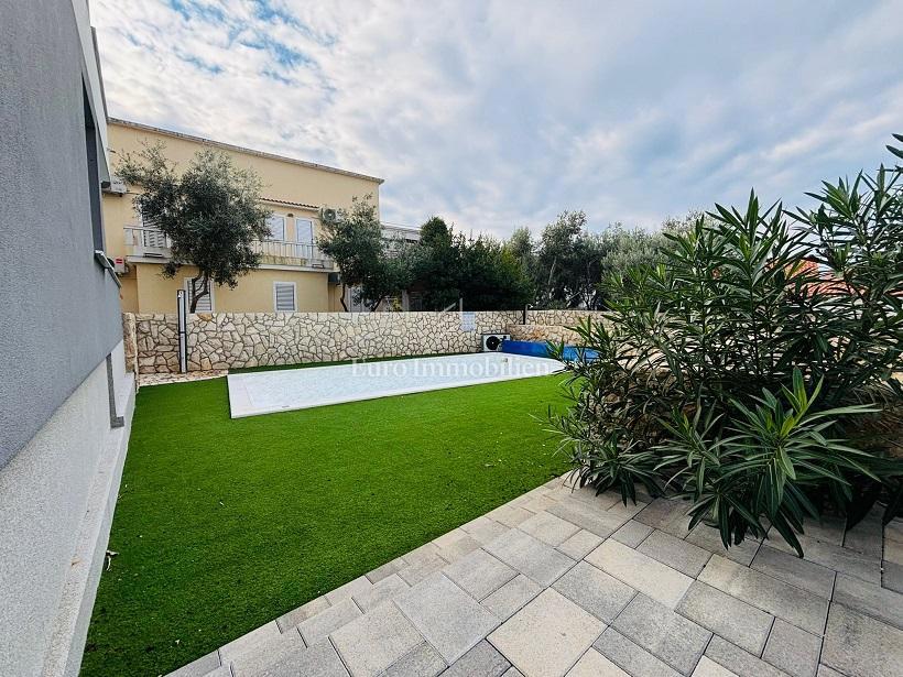 Novalja – Apartma v novogradnji s skupnim bazenom