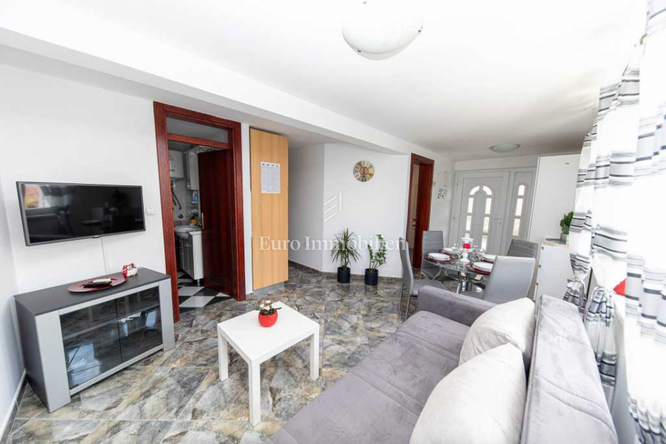 Hiša s tremi apartmaji na top lokaciji