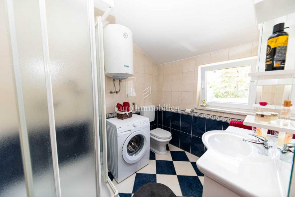 Hiša s tremi apartmaji na top lokaciji