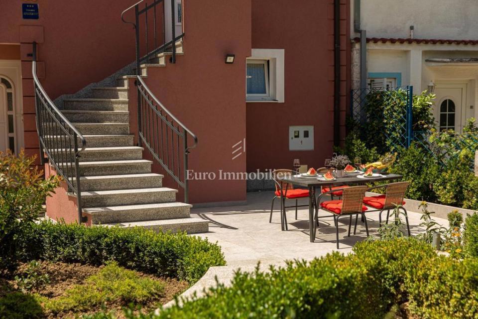 Hiša s tremi apartmaji na top lokaciji