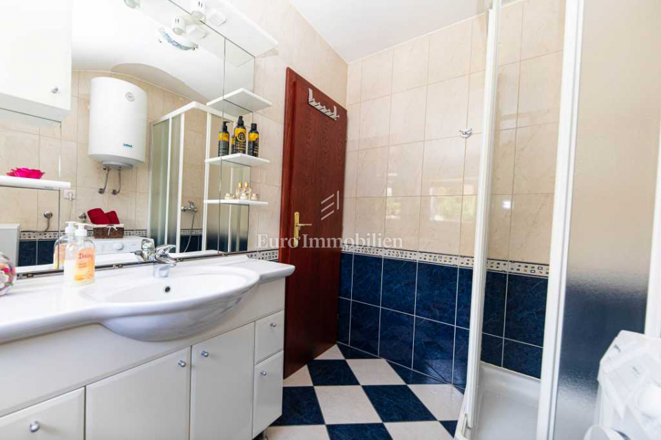 Hiša s tremi apartmaji na top lokaciji