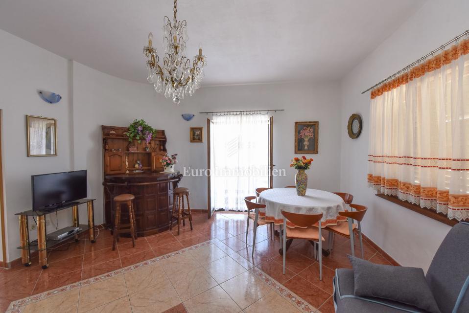 Apartmaj v hiši, 150 m od morja - Pag