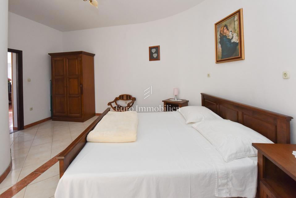 Apartmaj v hiši, 150 m od morja - Pag