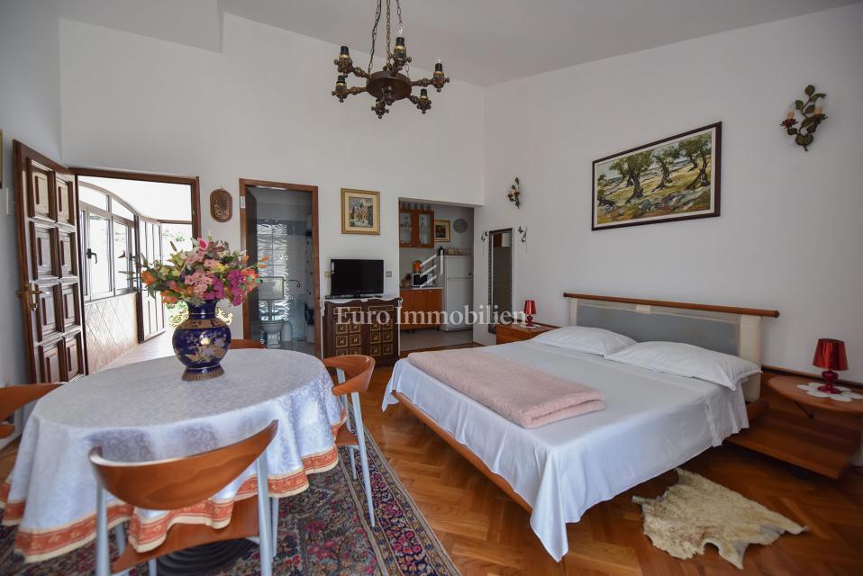 Apartmaj v hiši, 150 m od morja - Pag