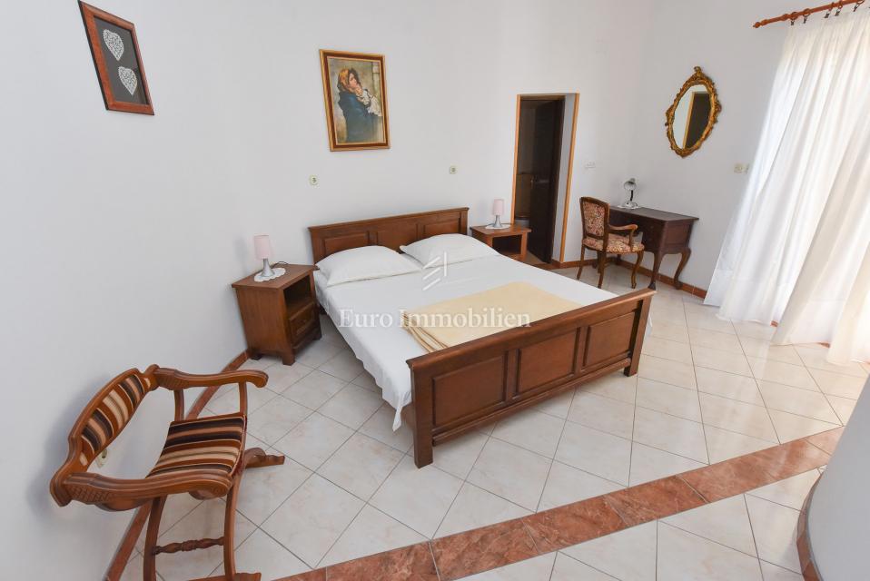 Apartmaj v hiši, 150 m od morja - Pag