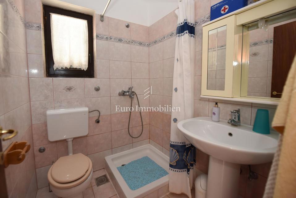 Apartmaj v hiši, 150 m od morja - Pag