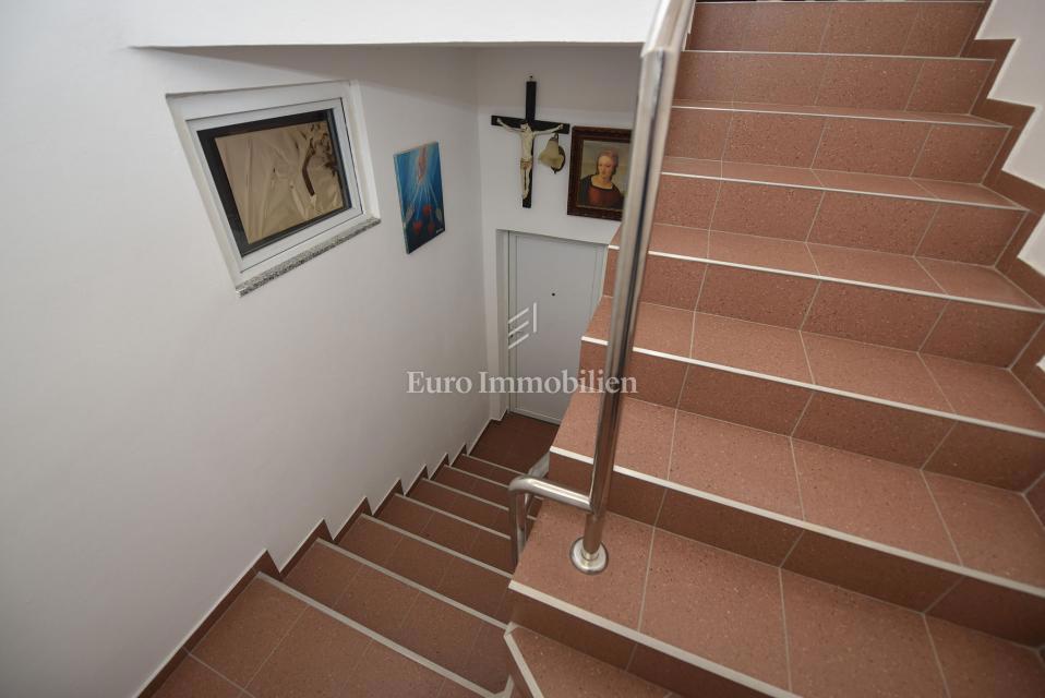 Apartmaj v hiši, 150 m od morja - Pag