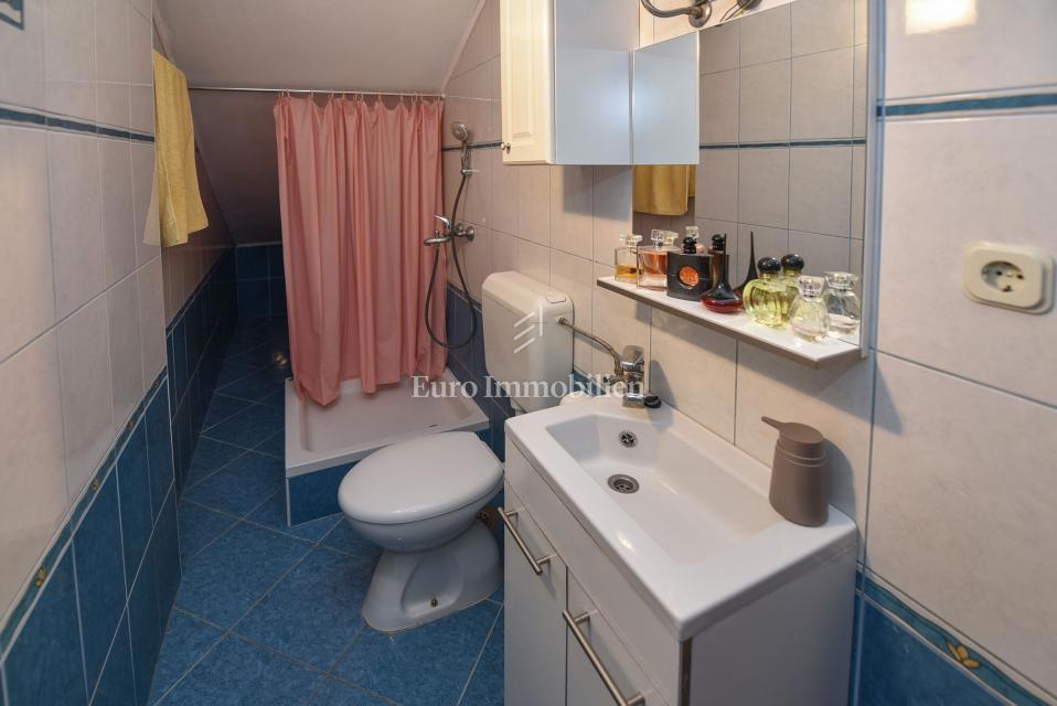 Apartmaj v hiši, 150 m od morja - Pag