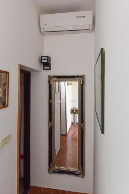 Apartmaj v hiši, 150 m od morja - Pag