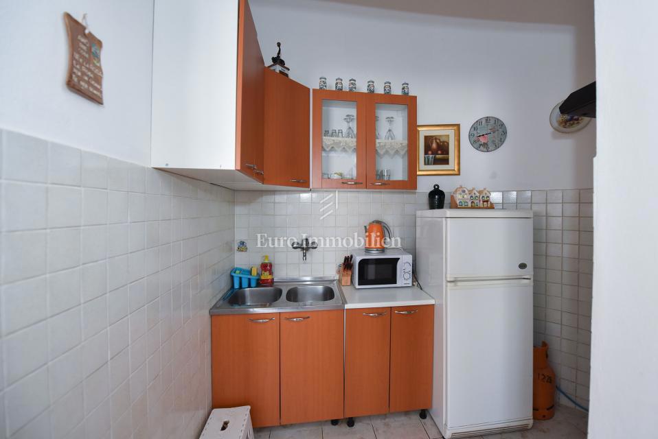 Apartmaj v hiši, 150 m od morja - Pag