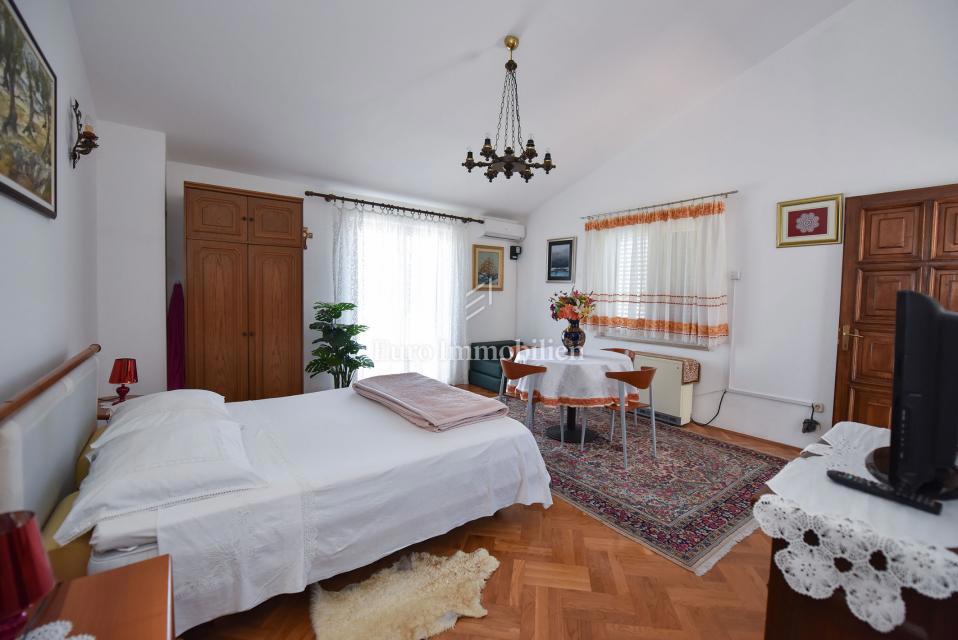 Apartmaj v hiši, 150 m od morja - Pag