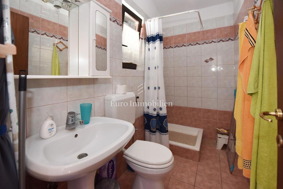 Apartmaj v hiši, 150 m od morja - Pag