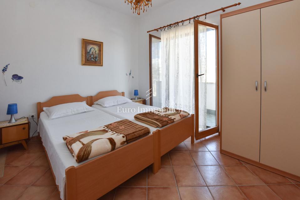 Apartmaj v hiši, 150 m od morja - Pag