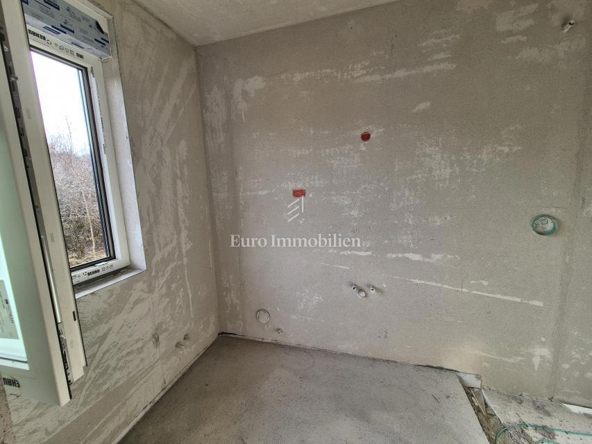 Novogradnja z bazenom in vrtom