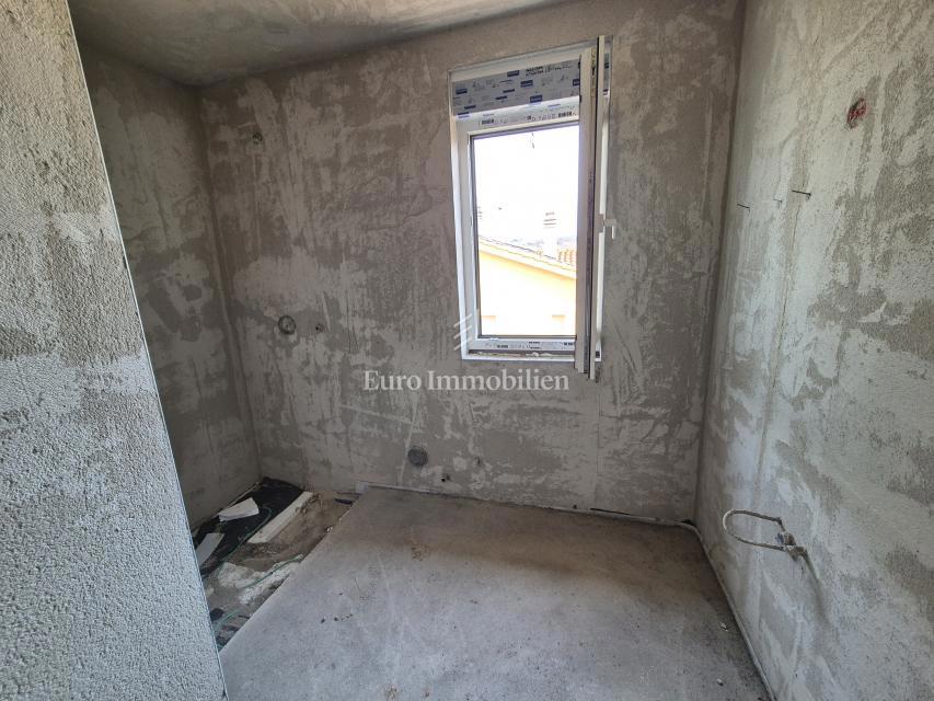 Novogradnja z bazenom in vrtom