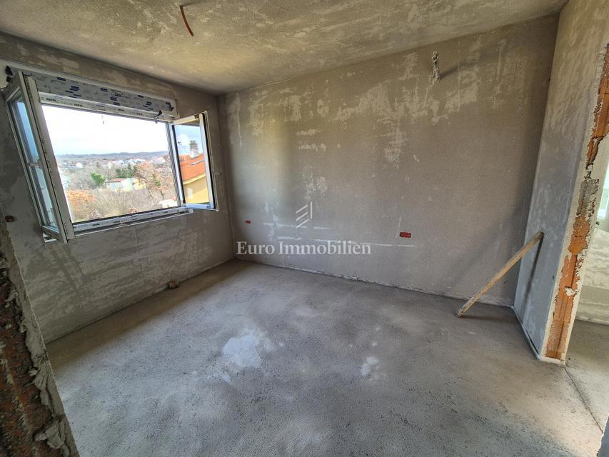 Novogradnja z bazenom in vrtom