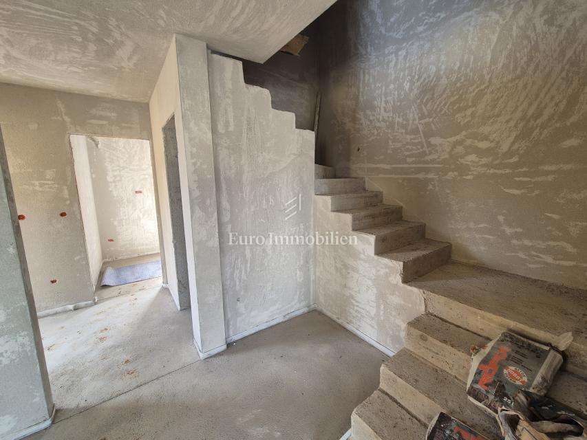 Novogradnja z bazenom in vrtom