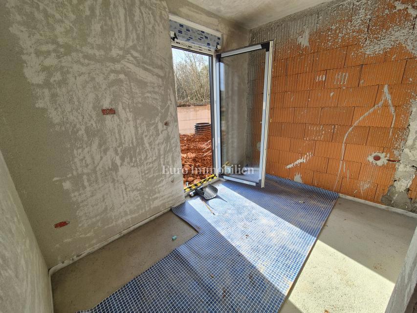 Novogradnja z bazenom in vrtom