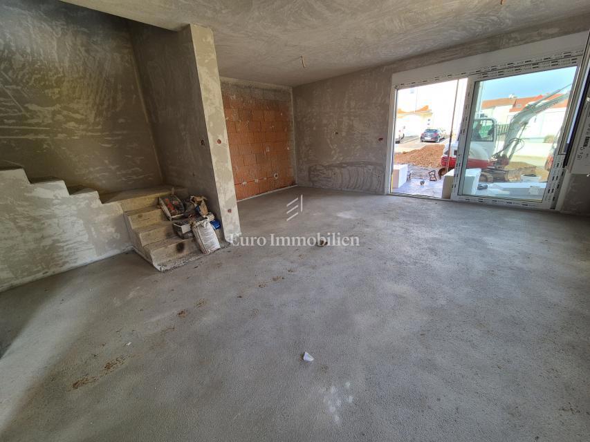 Novogradnja z bazenom in vrtom