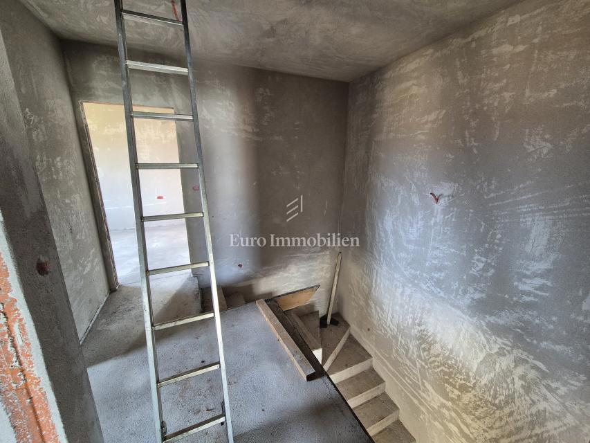 Novogradnja z bazenom in vrtom