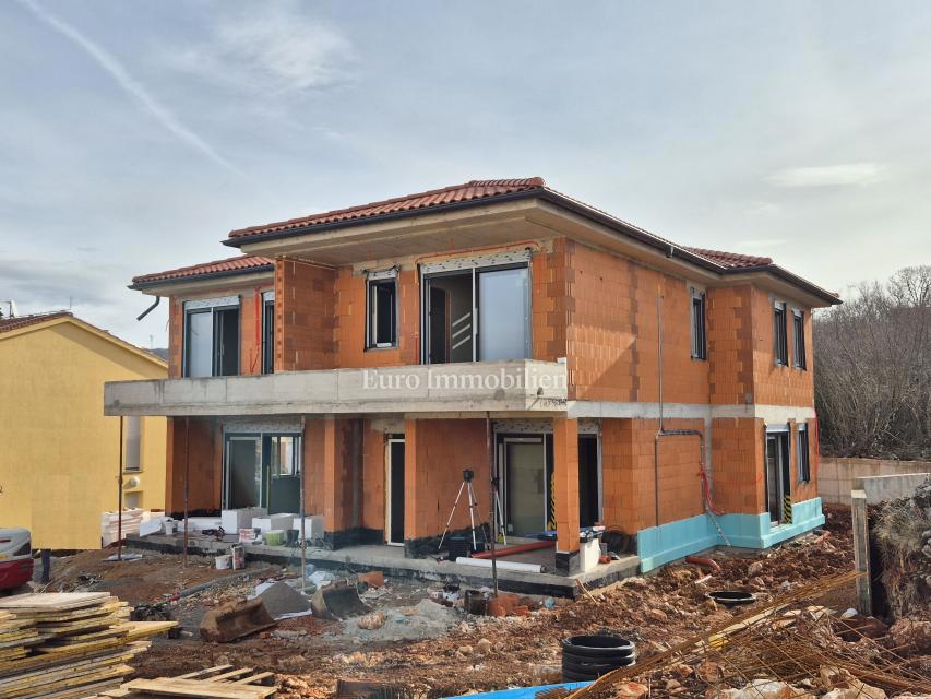 Novogradnja z bazenom in vrtom