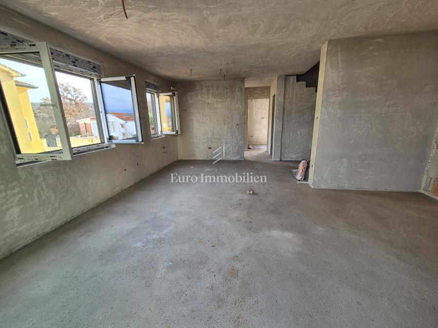 Novogradnja z bazenom in vrtom