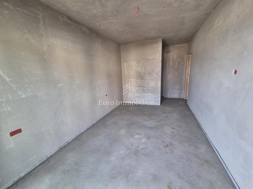 Novogradnja z bazenom in vrtom