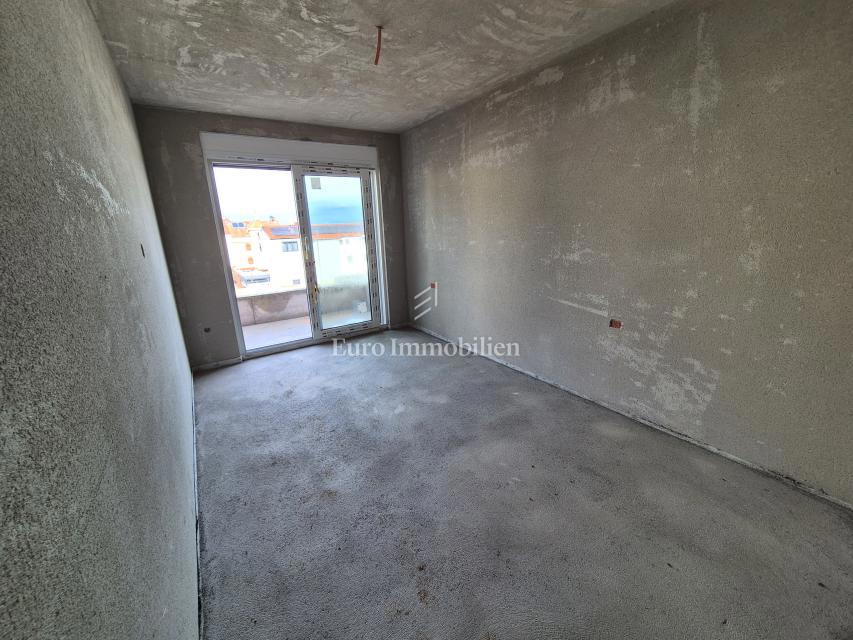 Novogradnja z bazenom in vrtom