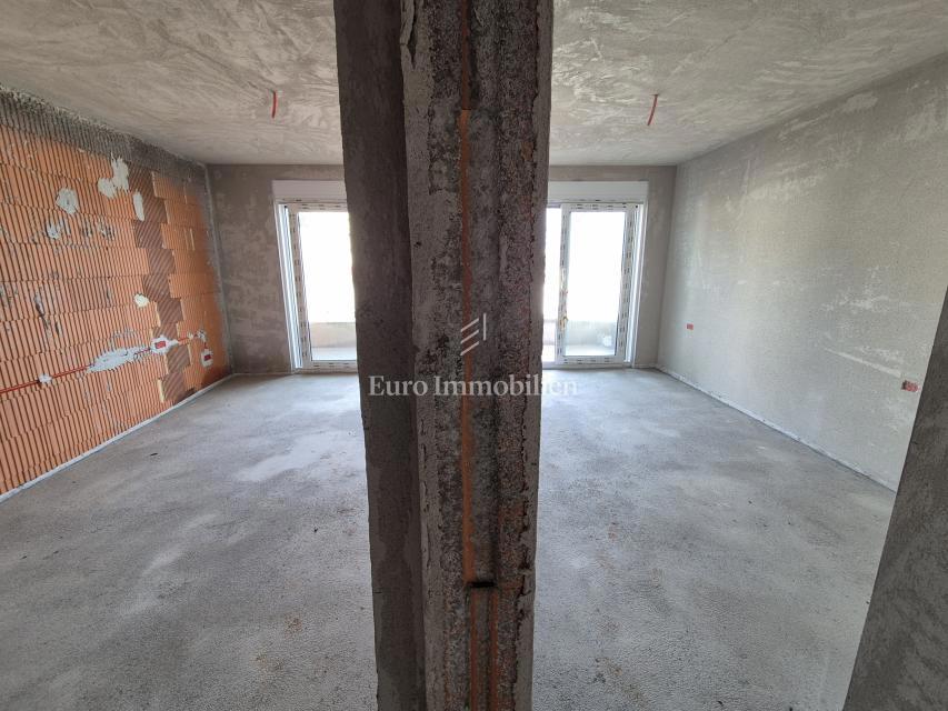 Novogradnja z bazenom in vrtom