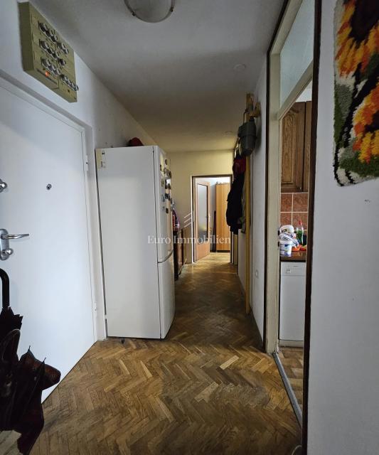 Kozala 2-sobno stanovanje z dnevno sobo naprodaj, odlična lokacija