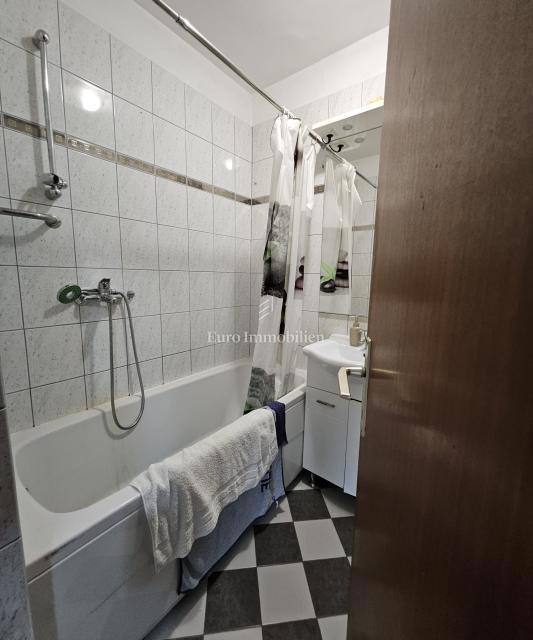 Kozala 2-sobno stanovanje z dnevno sobo naprodaj, odlična lokacija