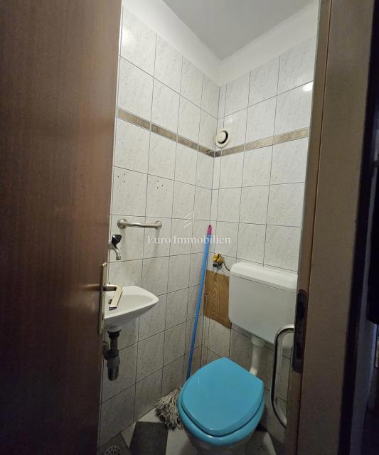 Kozala 2-sobno stanovanje z dnevno sobo naprodaj, odlična lokacija