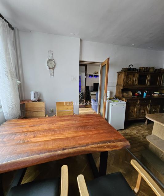 Kozala 2-sobno stanovanje z dnevno sobo naprodaj, odlična lokacija