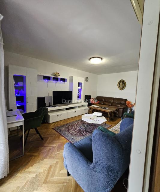 Kozala 2-sobno stanovanje z dnevno sobo naprodaj, odlična lokacija