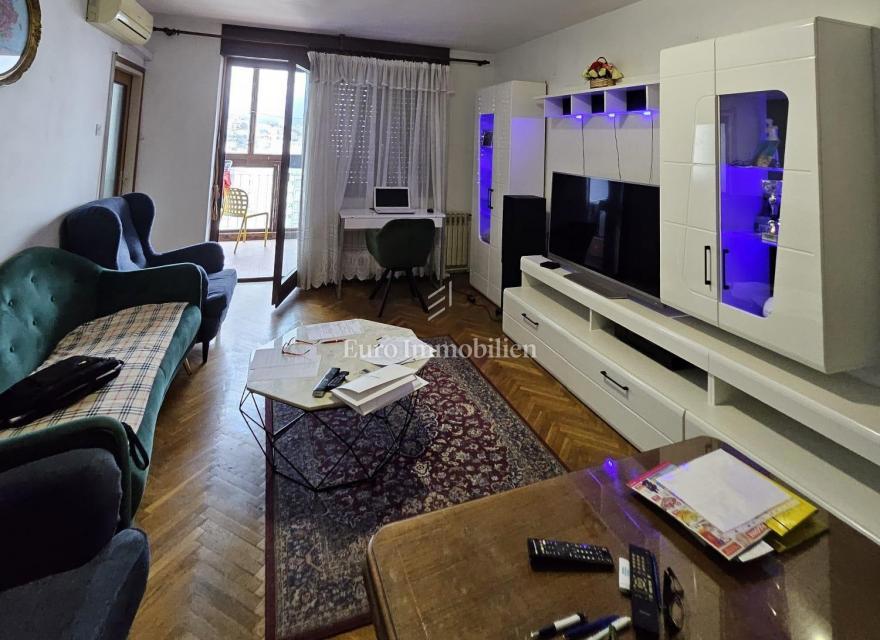 Kozala 2-sobno stanovanje z dnevno sobo naprodaj, odlična lokacija