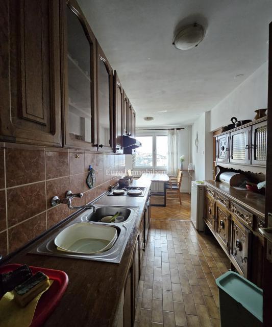 Kozala 2-sobno stanovanje z dnevno sobo naprodaj, odlična lokacija