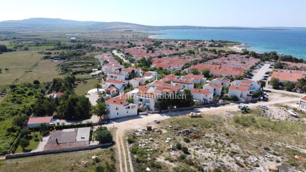 Novo stanovanje z dvema vrtovoma v bližini morja - otok Pag