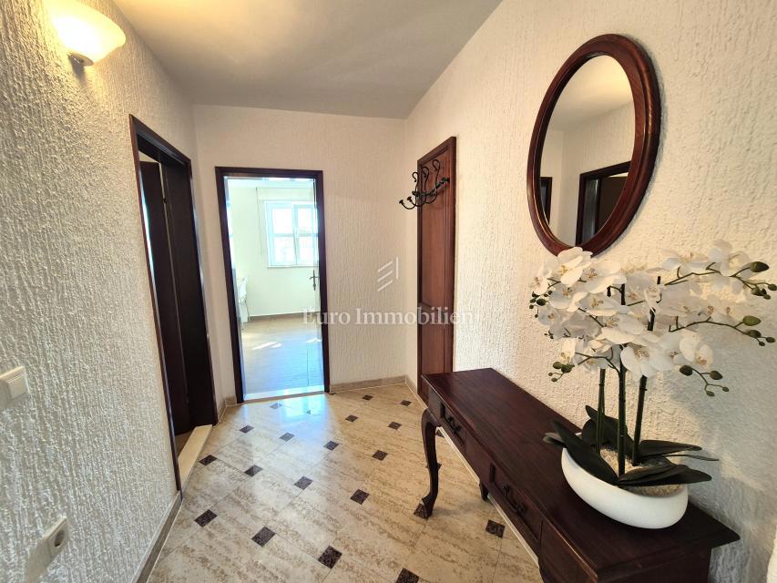 Malinska, opremljeno stanovanje z dvema spalnicama