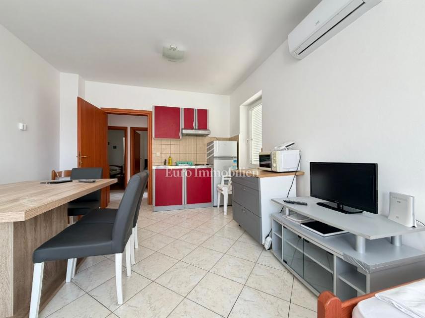 Apartma z balkonom v bližini morja - Pag