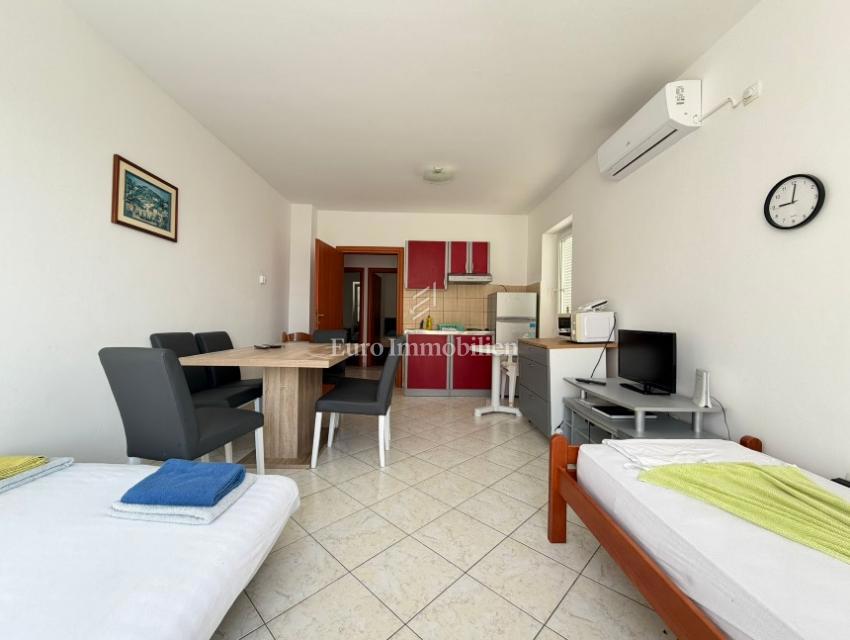 Apartma z balkonom v bližini morja - Pag