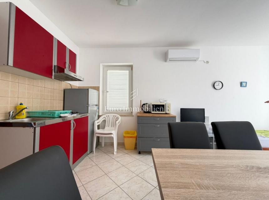 Apartma z balkonom v bližini morja - Pag