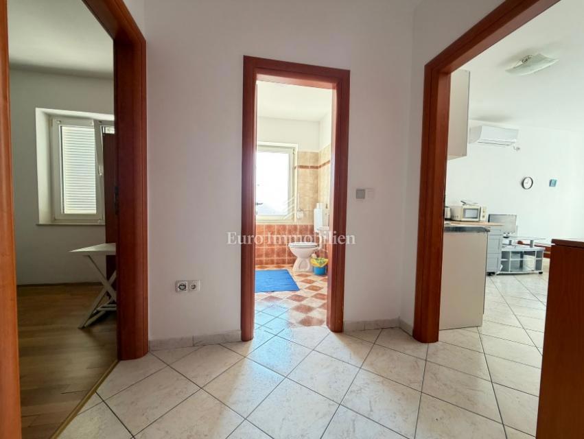 Apartma z balkonom v bližini morja - Pag