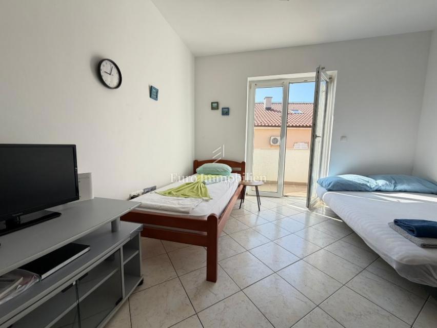 Apartma z balkonom v bližini morja - Pag