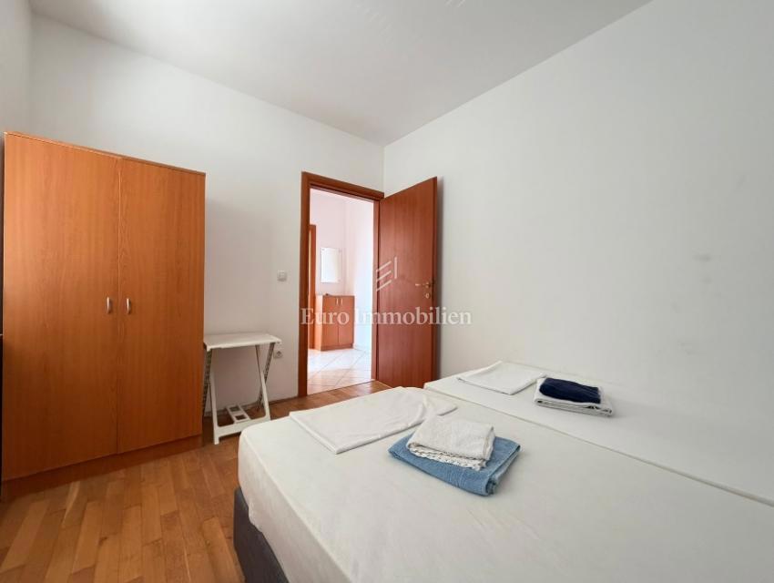 Apartma z balkonom v bližini morja - Pag