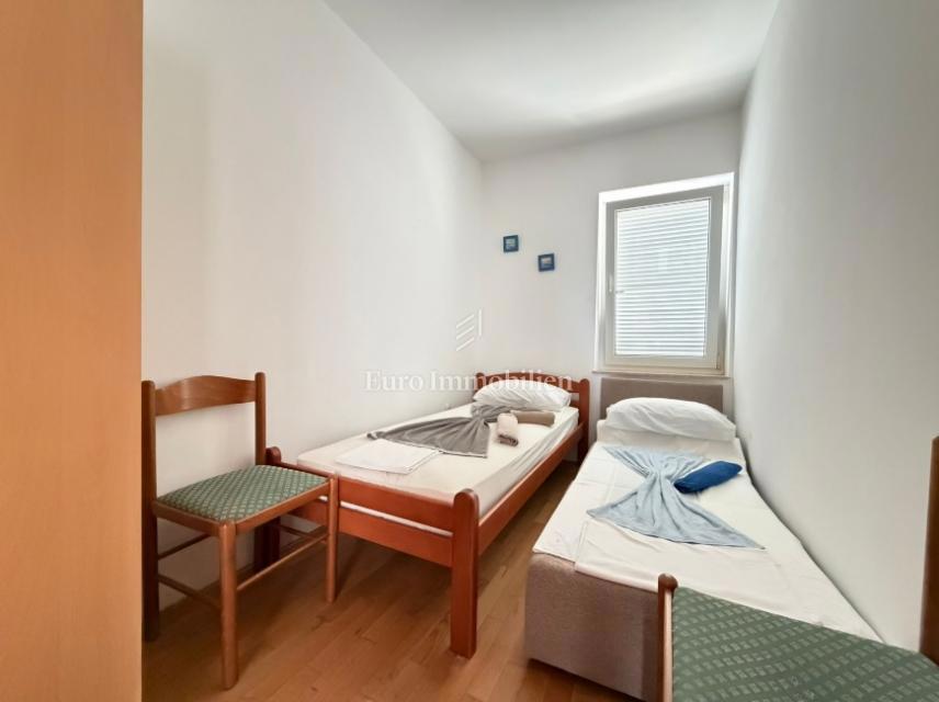 Apartma z balkonom v bližini morja - Pag
